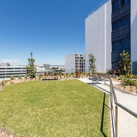 Meriton Suites Mascot Central Sydney Exterior photo The rooftop garden at the Gold Coast University Hospital