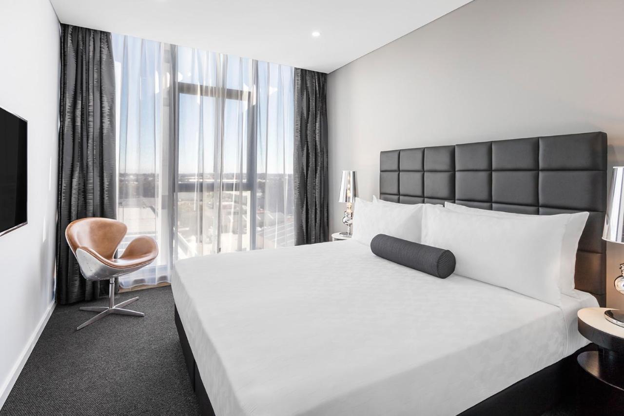 Meriton Suites Mascot Central Sydney Exterior photo A bedroom at the hotel