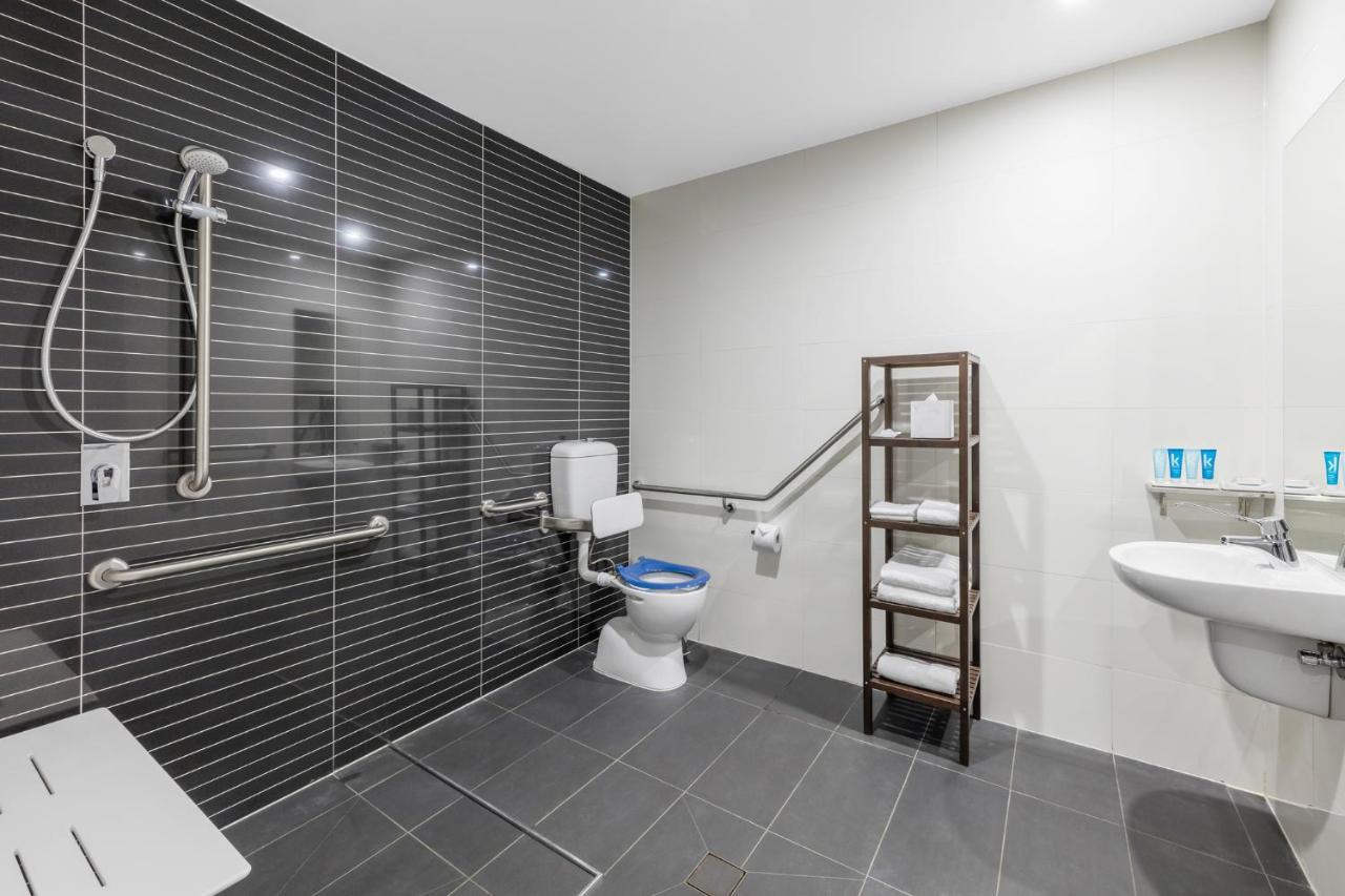 Meriton Suites Mascot Central Sydney Exterior photo A wet room in a hotel