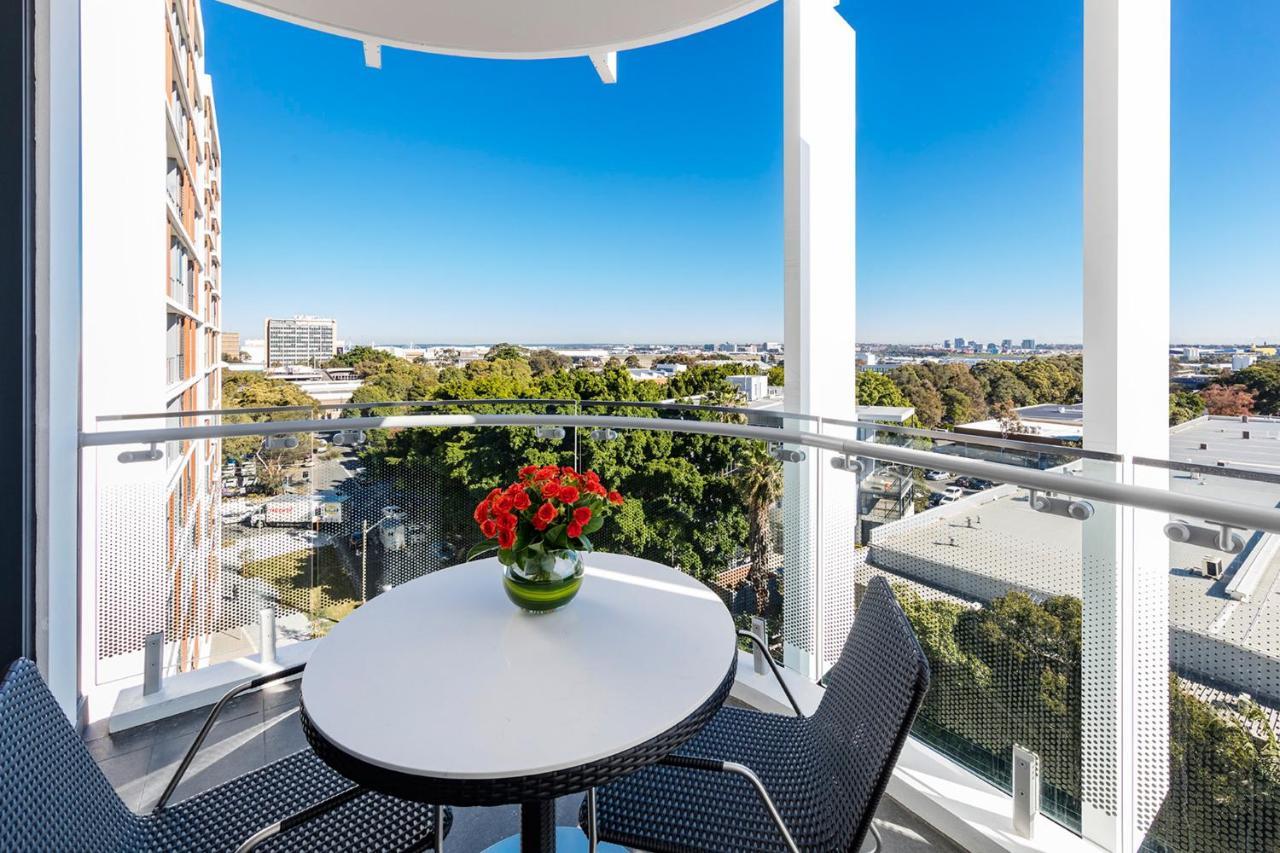 Meriton Suites Mascot Central Sydney Exterior photo A balcony