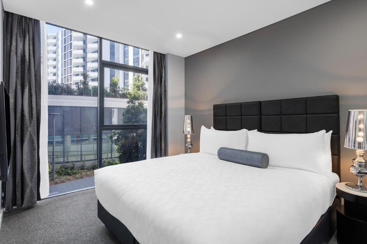 Meriton Suites Mascot Central Sydney Exterior photo A bedroom at the hotel