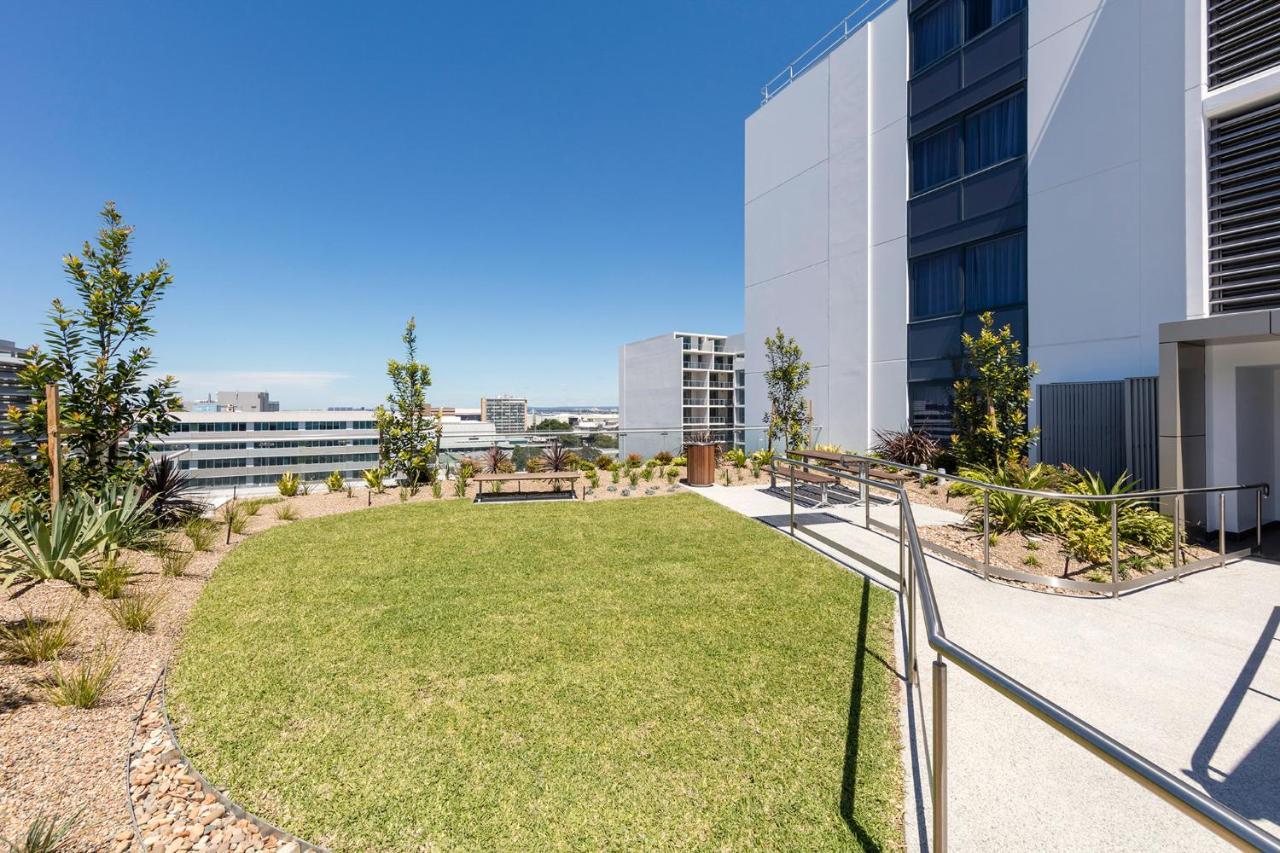 Meriton Suites Mascot Central Sydney Exterior photo The rooftop garden at the Gold Coast University Hospital