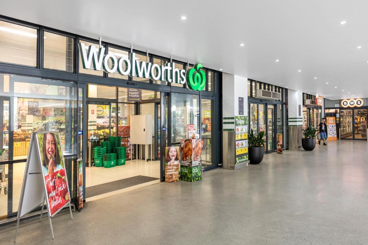Meriton Suites Mascot Central Sydney Exterior photo Woolworths at Canal Walk