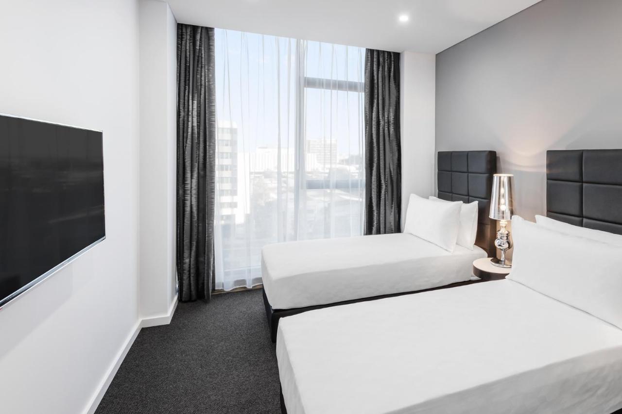 Meriton Suites Mascot Central Sydney Exterior photo A typical room at the hotel