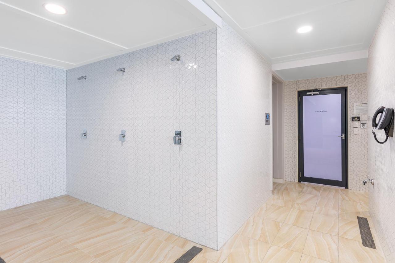 Meriton Suites Mascot Central Sydney Exterior photo A shower room